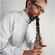 Clases de Clarinete, Flauta travesera, Guitarra (16 años de experiencia); clases de Historia o Ciencias Sociales, como Licenciado